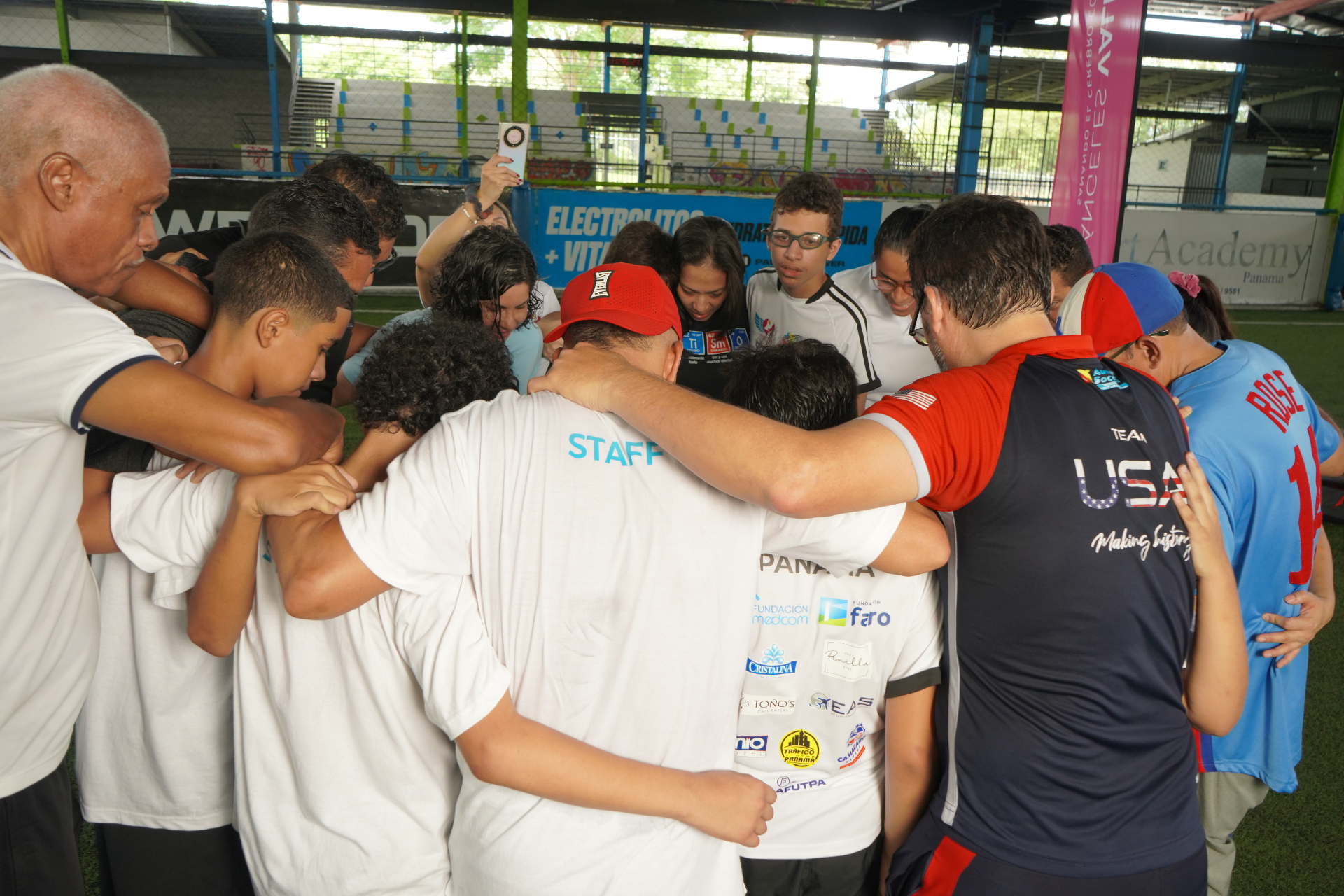 Equipo celebrando juntos en círculo
